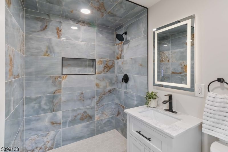 Bathroom, Interior, Recessed Lighting