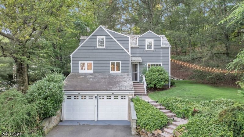 Attached, Exterior, Facade, Queen Anne Victorian