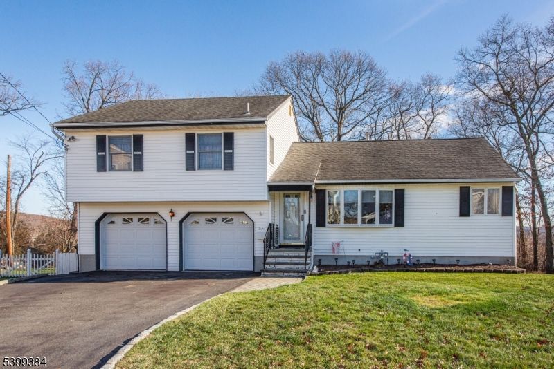 Attached, Exterior, Facade, Split Level