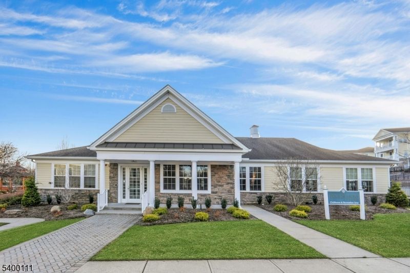 Exterior, Facade, Ranch