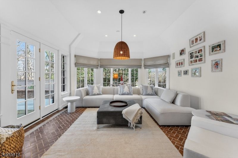 Interior, Living room, Pendant Lights, Recessed Lighting