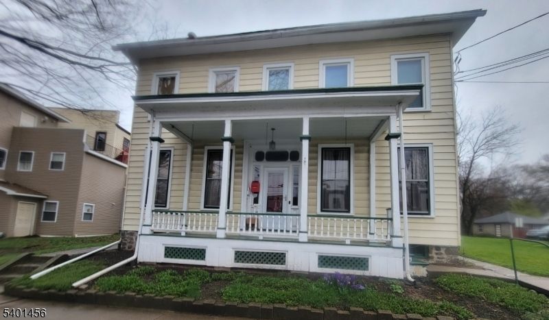Exterior, Facade, American Foursquare