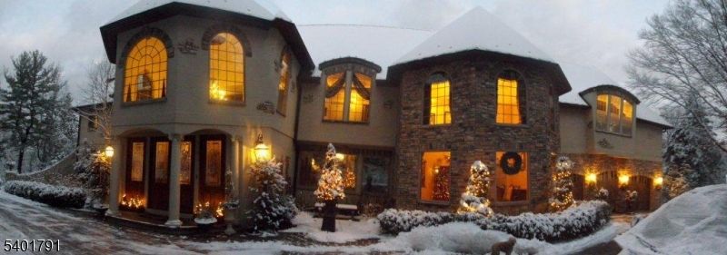 Exterior, Facade, Modern