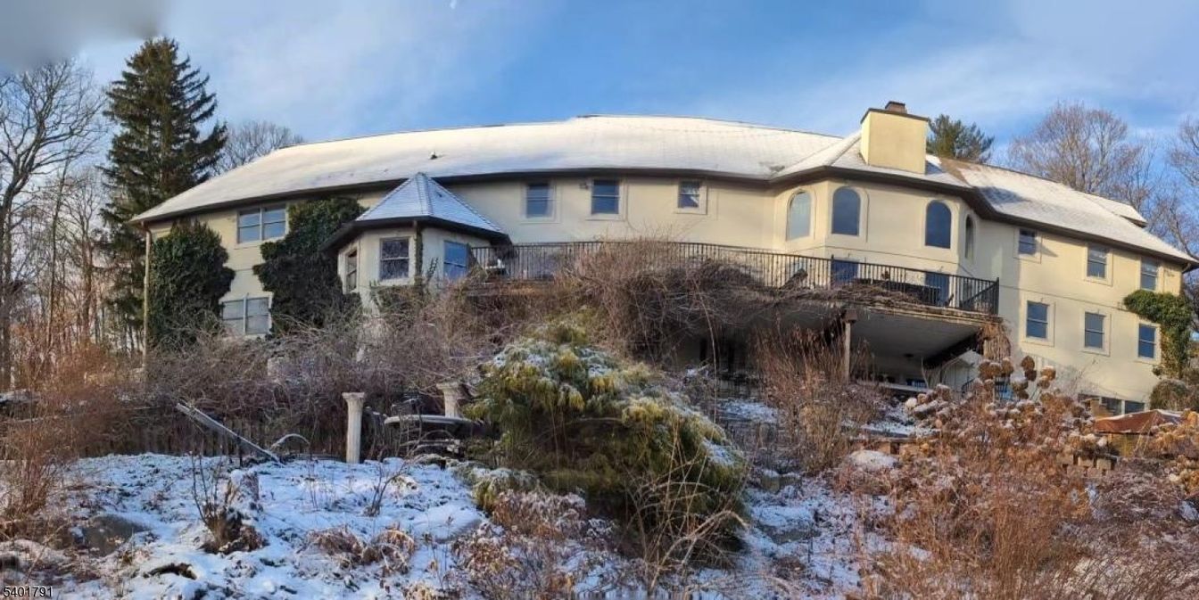 Exterior, Facade, Queen Anne Victorian
