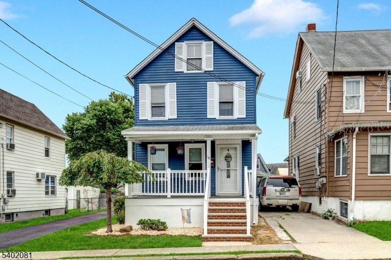 Exterior, Facade, Queen Anne Victorian