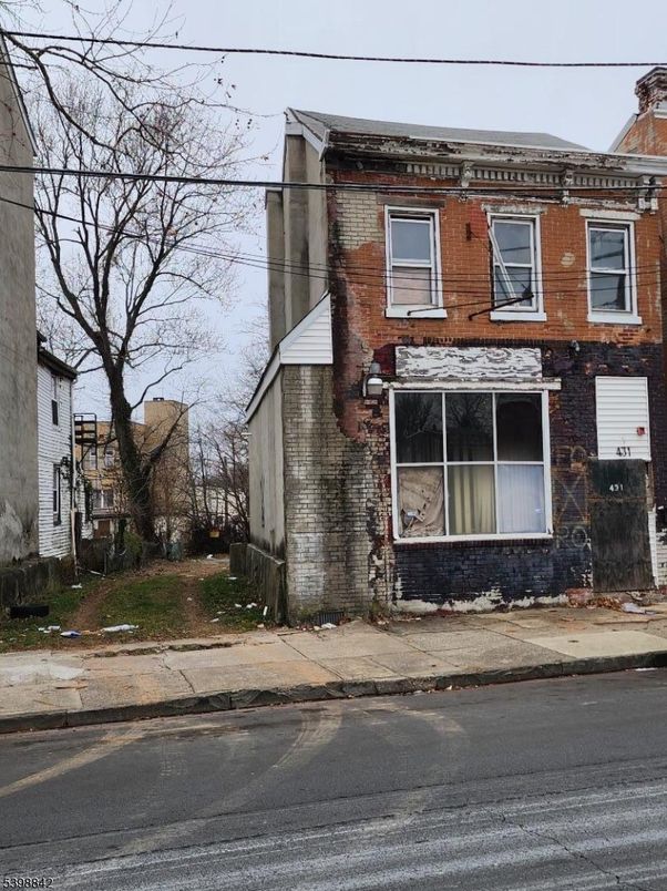 Exterior, Facade, Brick Facade, Rowhouse