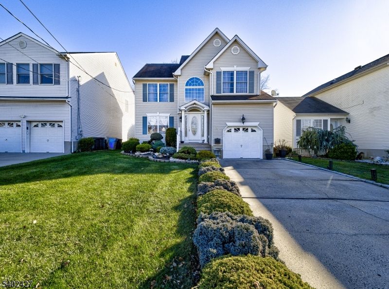 Attached, Exterior, Facade, Farmhouse