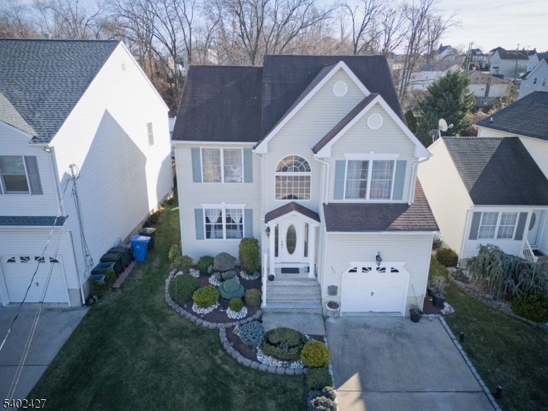 Attached, Exterior, Facade, Farmhouse