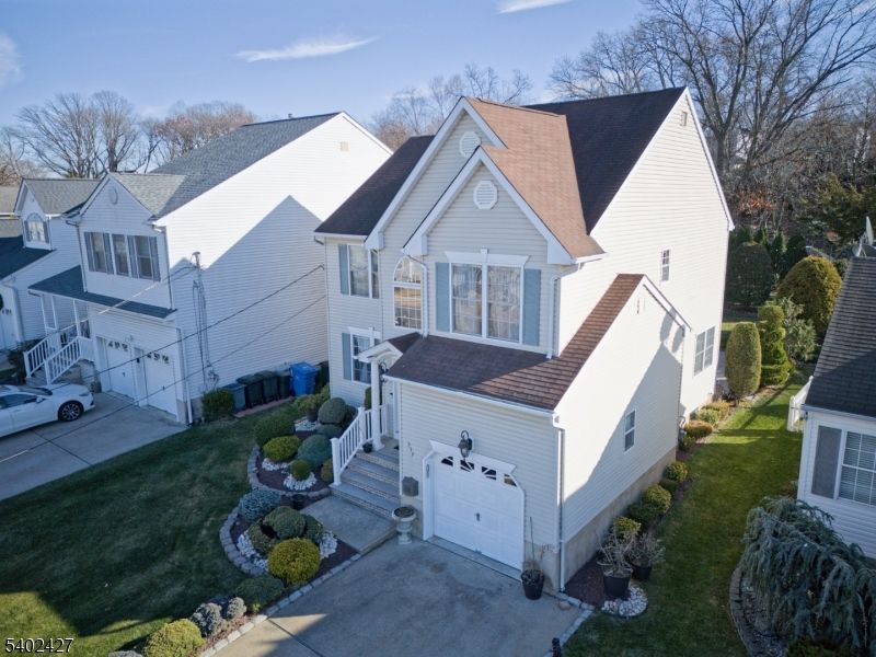 Attached, Exterior, Facade, Farmhouse