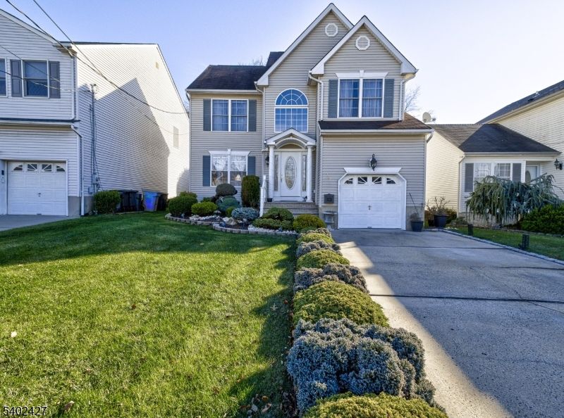 Attached, Exterior, Facade, Rowhouse