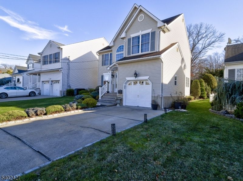 Attached, Exterior, Facade, Queen Anne Victorian