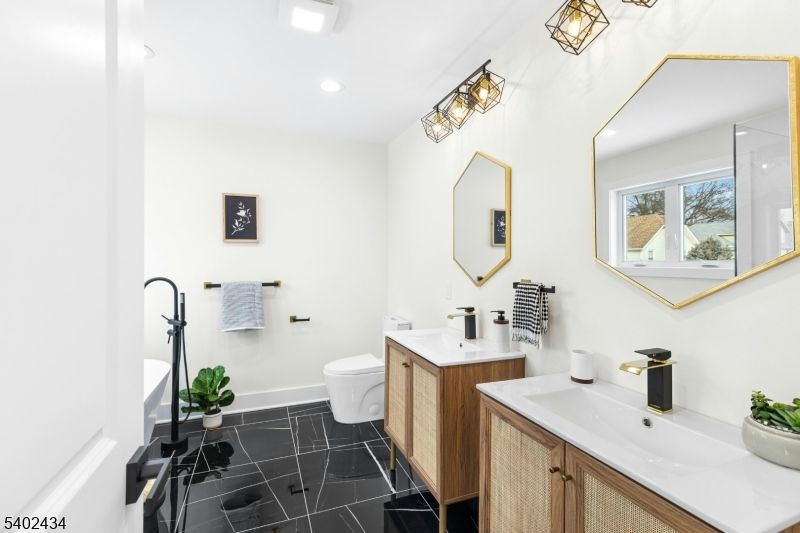 Bathroom, Dual Sink Vanities, Interior, Recessed Lighting