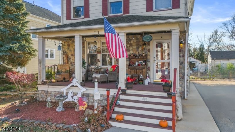Exterior, Facade, American Foursquare