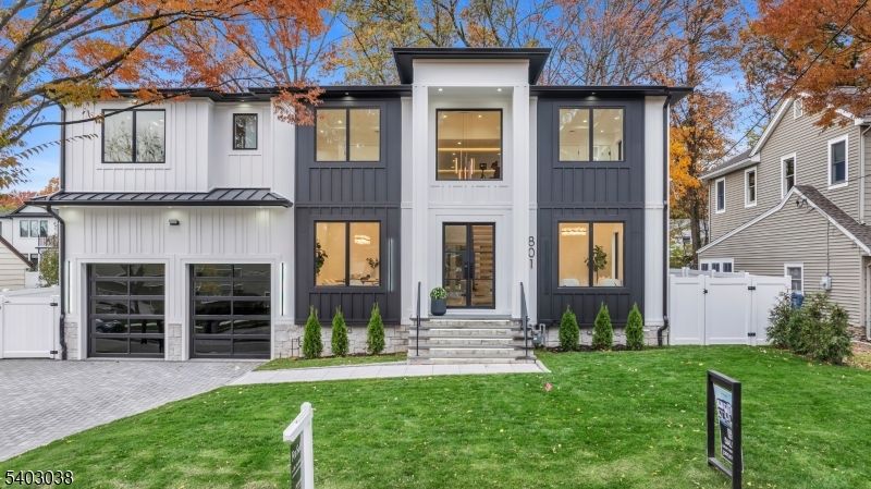 Attached, Exterior, Facade, Modern