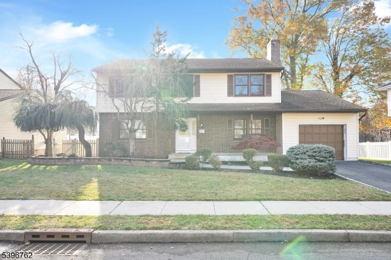 Attached, Exterior, Facade, Brick Facade, Split Level