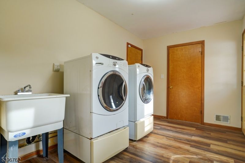 Interior, Washer, Wood Texture Flooring
