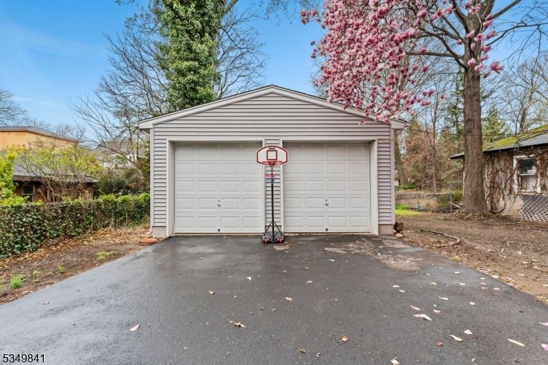Detached Garage, Exterior