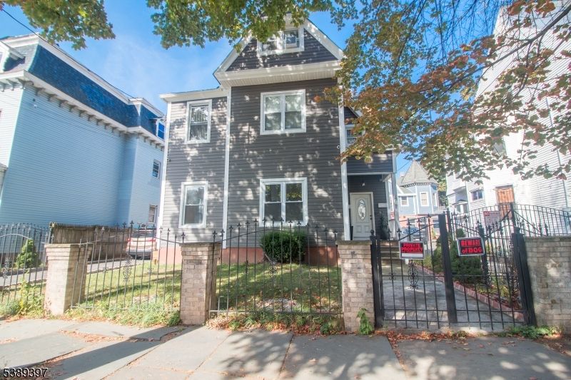 Exterior, Facade, Queen Anne Victorian