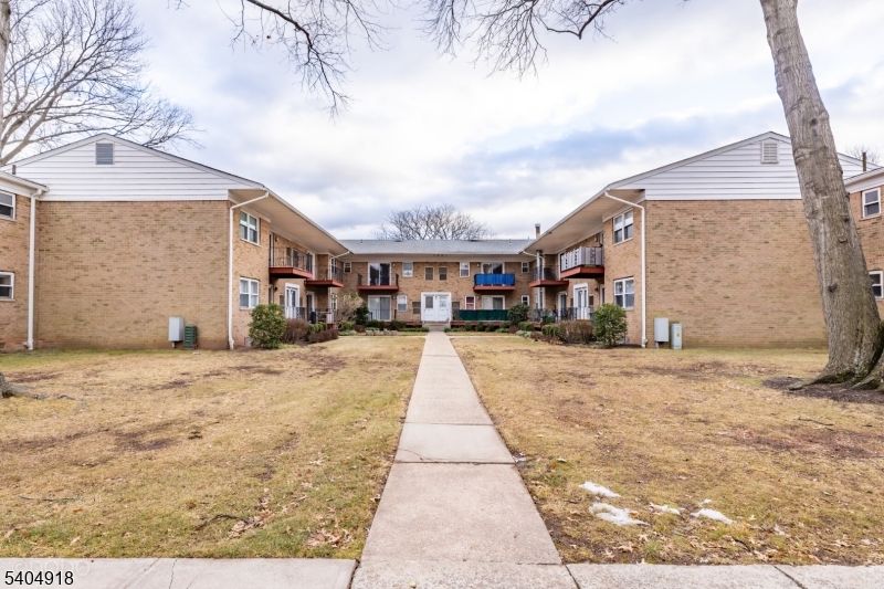 Exterior, Facade, Brick Facade, Ranch