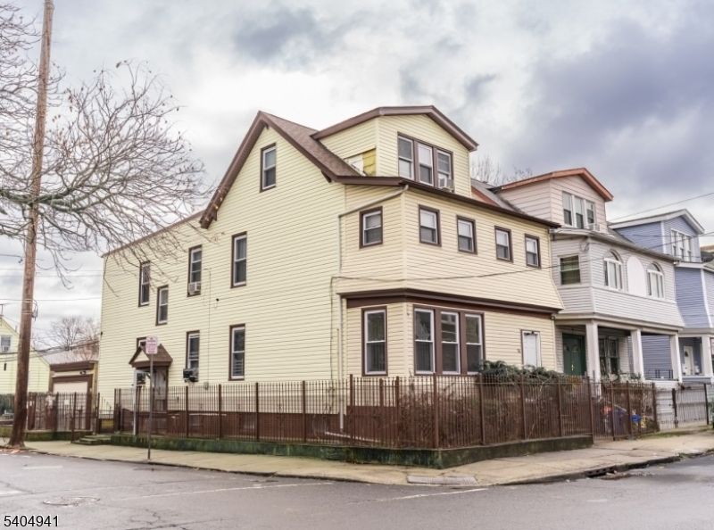 Exterior, Facade, Queen Anne Victorian