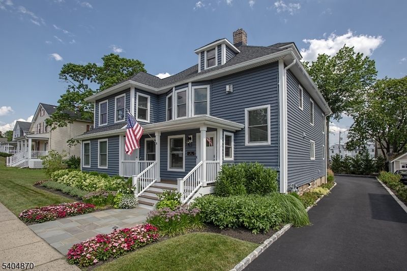 Exterior, Facade, American Foursquare