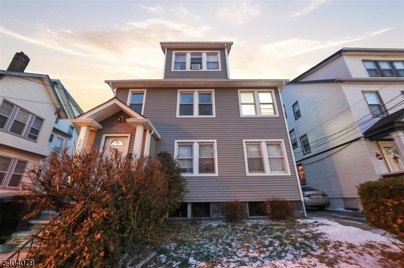 Exterior, Facade, American Foursquare