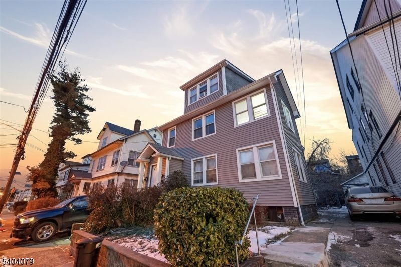 Exterior, Facade, Queen Anne Victorian