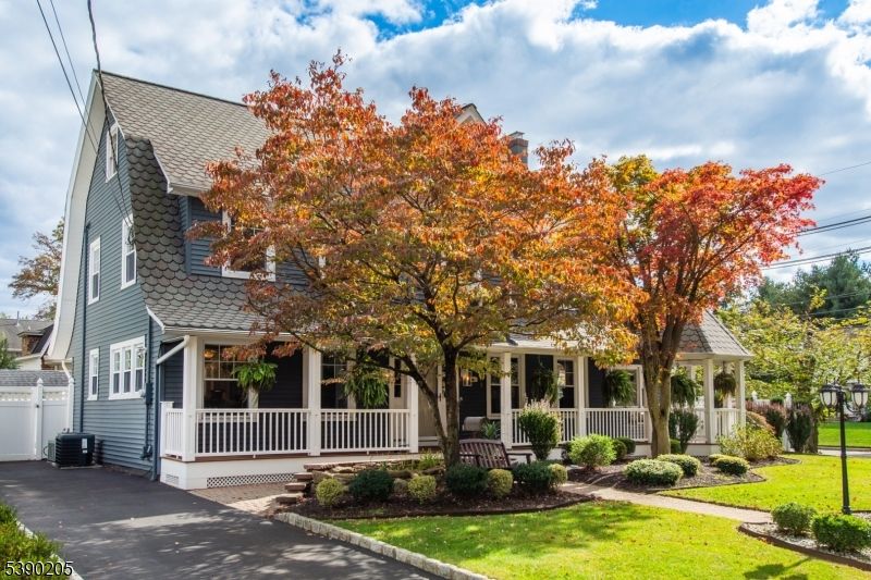 Exterior, Facade, Queen Anne Victorian