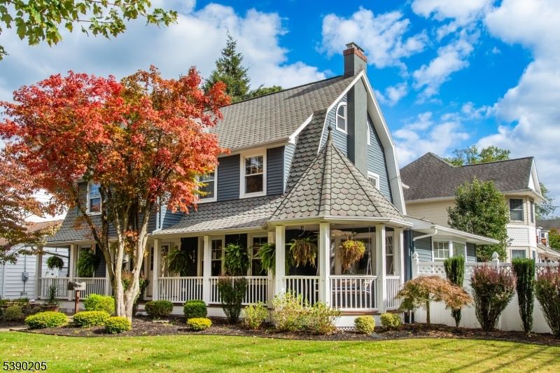 Exterior, Facade, Queen Anne Victorian
