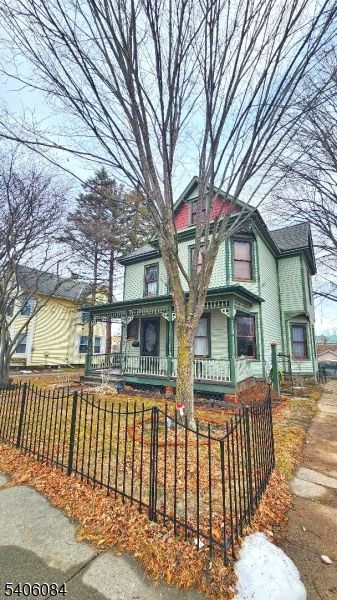 Backyard, Exterior, Facade, Queen Anne Victorian