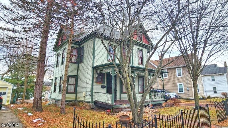 Backyard, Exterior, Facade, Queen Anne Victorian