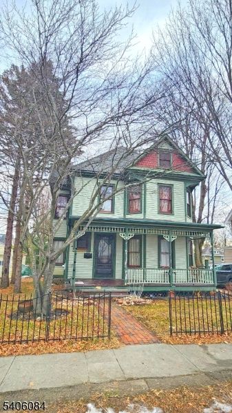 Exterior, Facade, Queen Anne Victorian