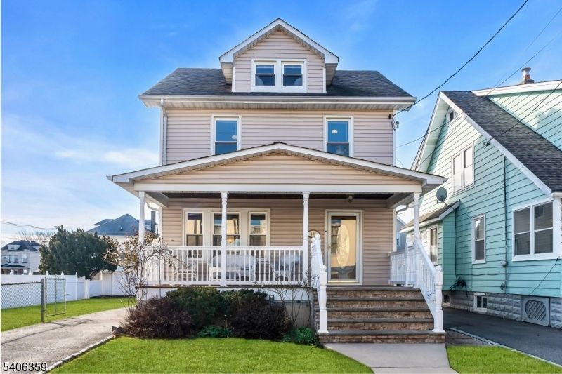 Exterior, Facade, American Foursquare