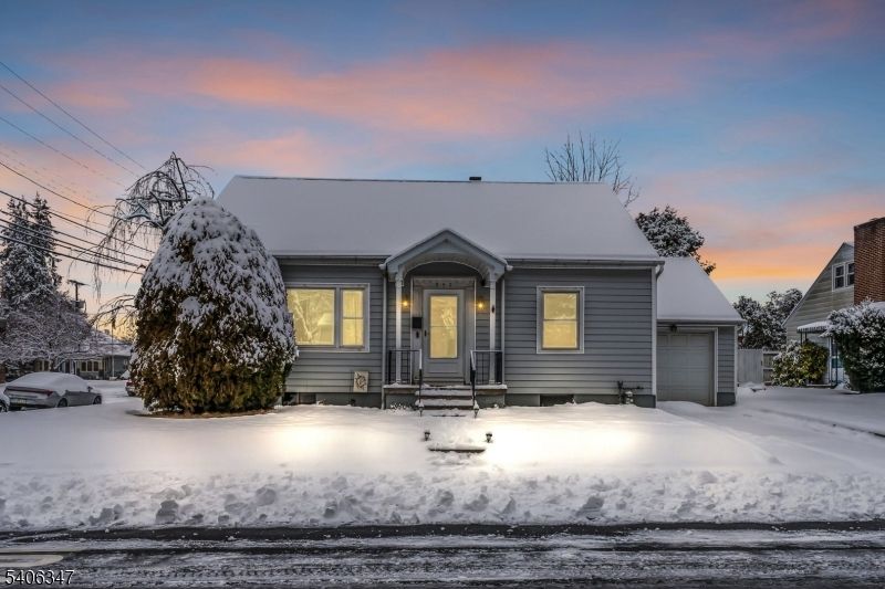 Attached, Exterior, Facade, Cape Cod