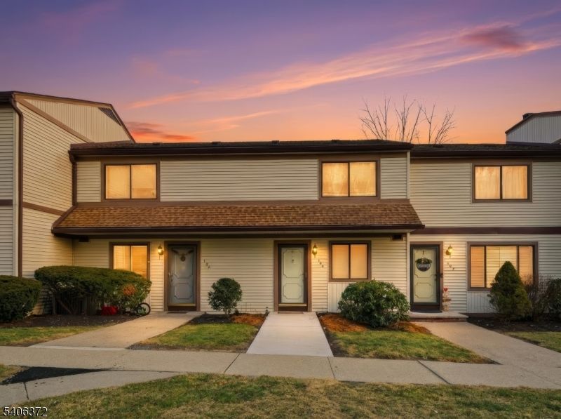 Exterior, Facade, Split Level