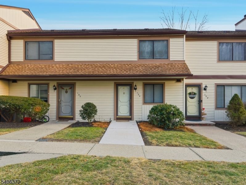 Exterior, Facade, Split Level