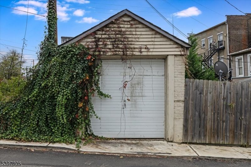 Detached Garage, Exterior