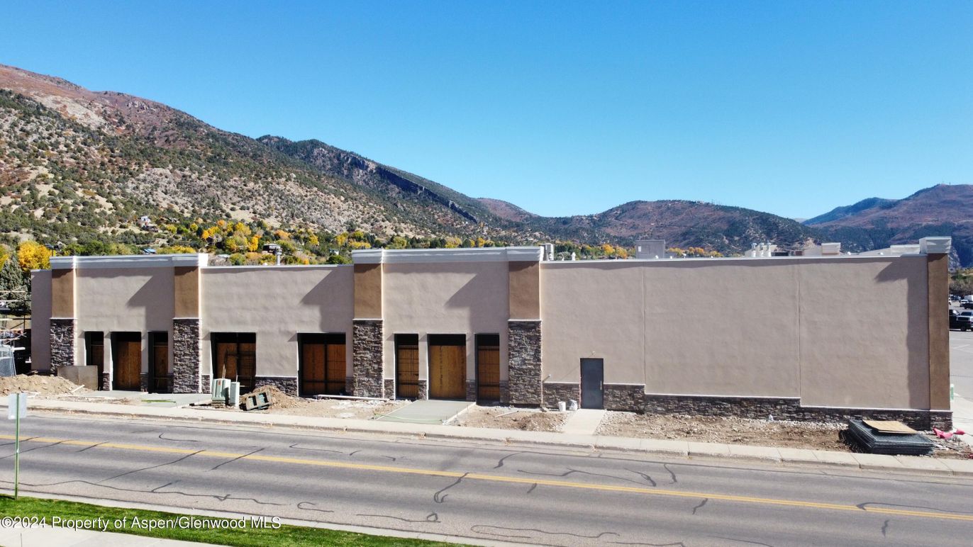 Exterior, Facade, Modern