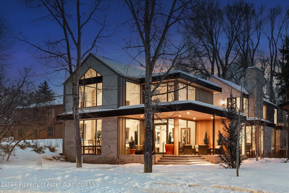 Exterior, Facade, Modern