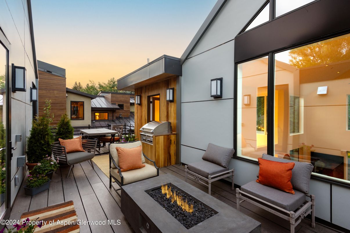 Exterior, Outdoor Kitchen