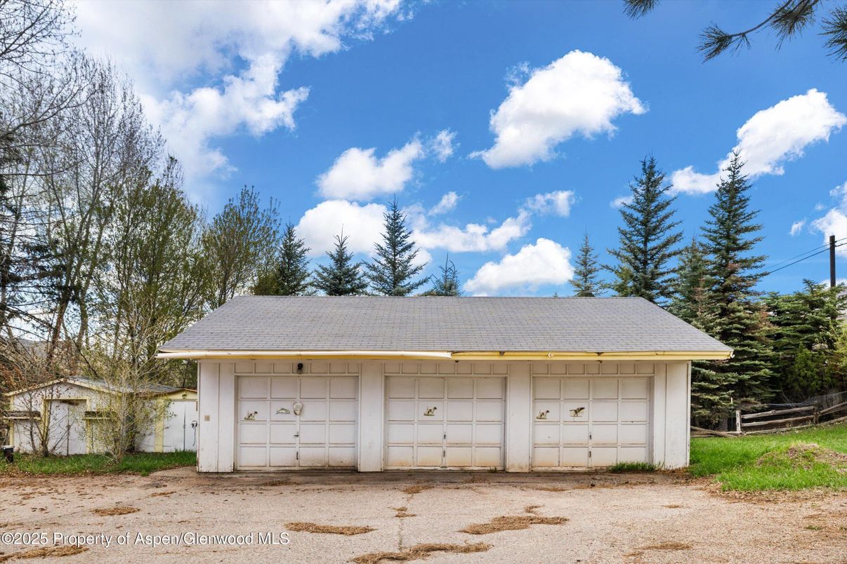 Detached Garage, Exterior