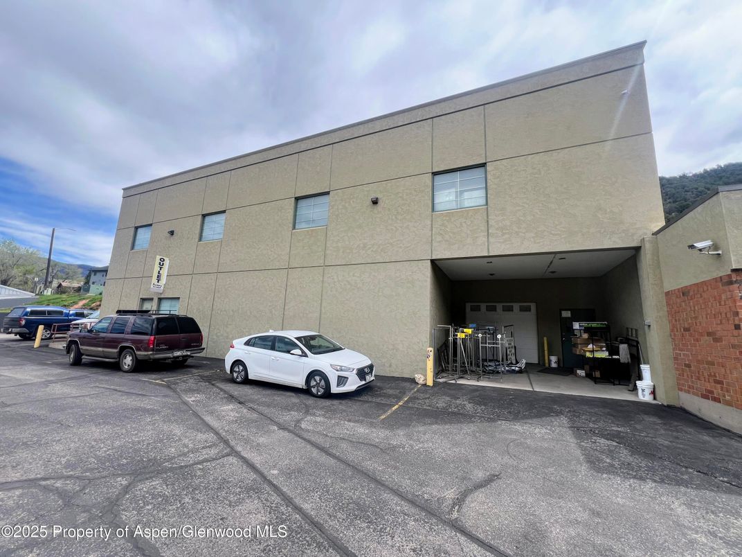 Exterior, Facade, Modern