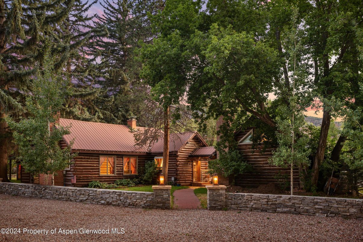 Exterior, Facade, Log Home