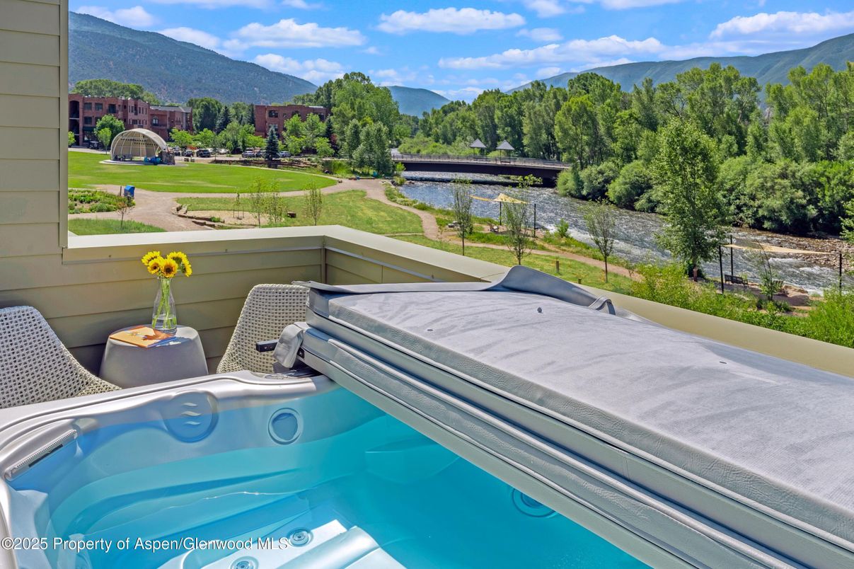 Exterior, Pool, Other