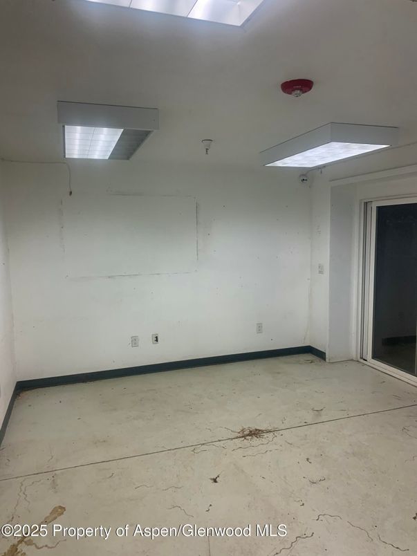 Empty room, Interior