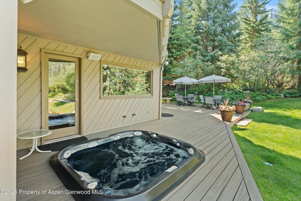 Exterior, Hot Tub