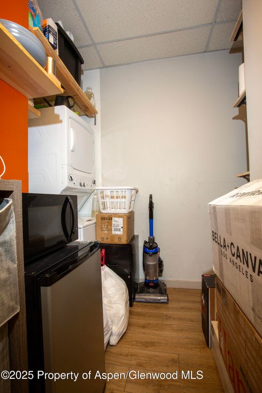 Interior, Washer, Wood Texture Flooring