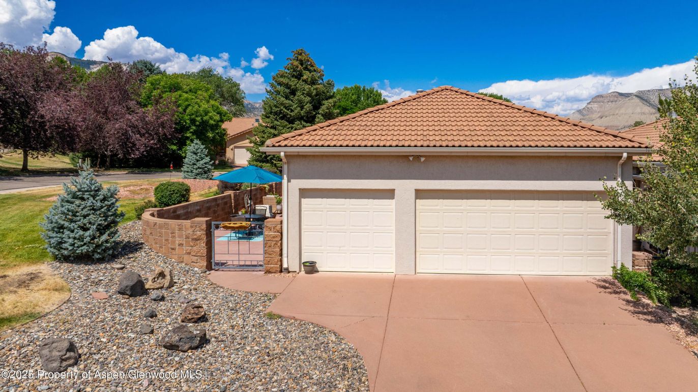 Detached Garage, Exterior