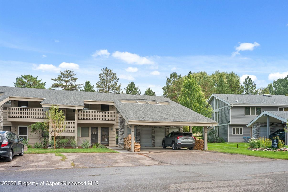 Attached, Exterior, Facade, Ranch
