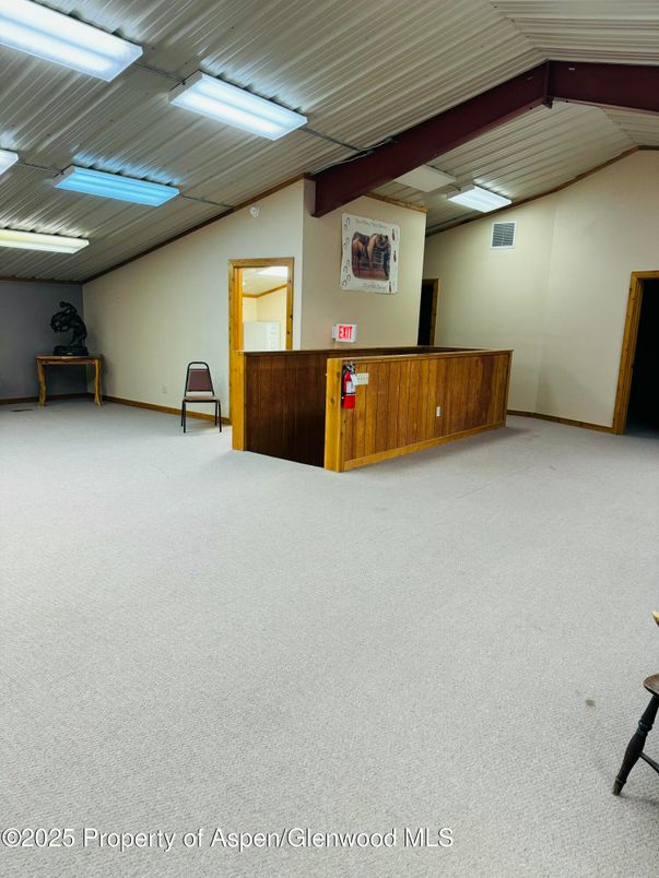 Empty room, Interior